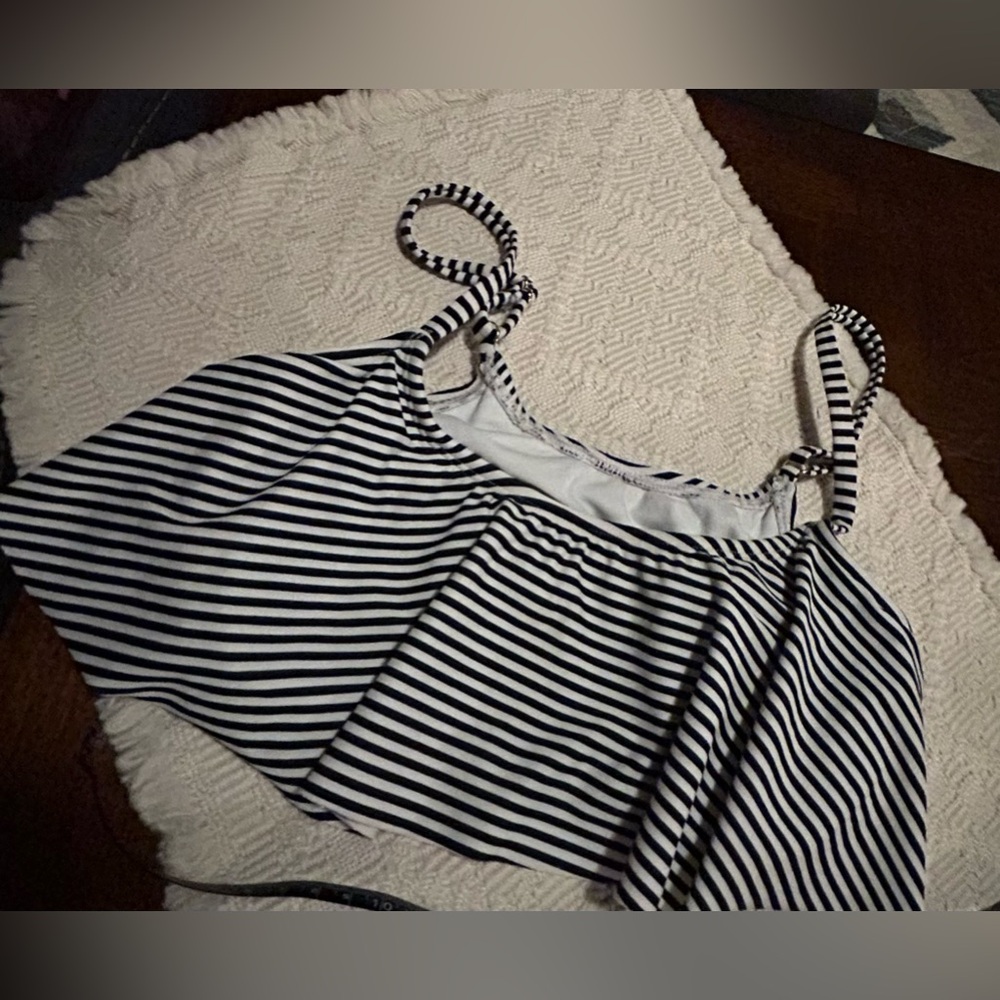 👙Xhilaration Juniors black/white striped bikini top, Size XS